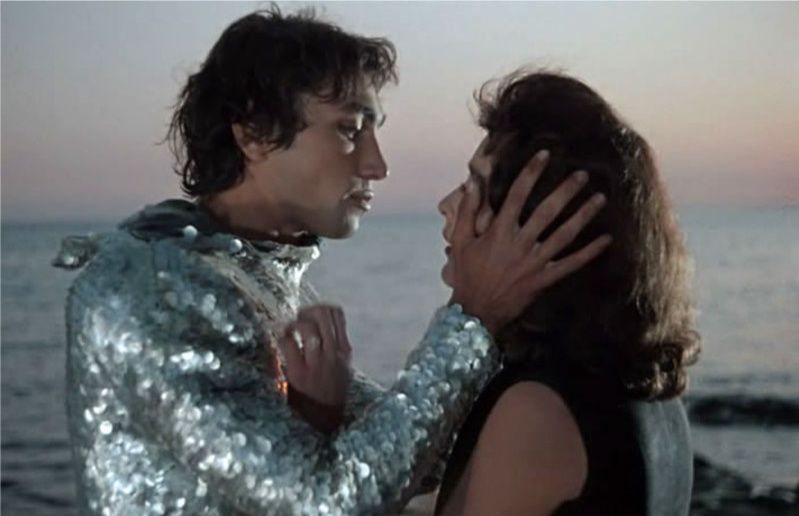 Владимир Коренев, когда играл роль Ихтиандра был женат, причём на съёмках часто присутствовала его супруга, ревновала к молодой партнёрше