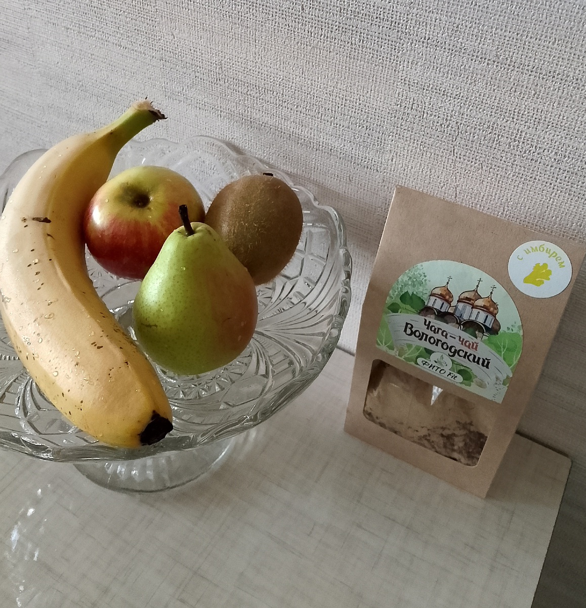 Мои "витамины" - фрукты и чага с имбирём. Фото автора 