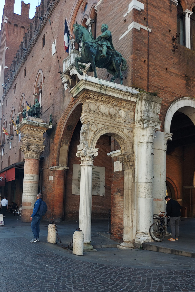 Феррара. Центральная площадь, окруженная старинными средневековыми зданиями. Один из входов в серьорию. Фото автора. 