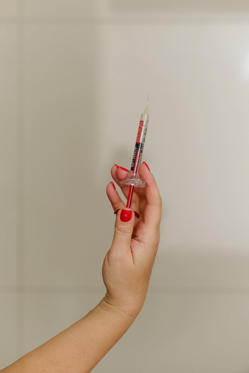 Чтобы доставить гиалуроновую кислоту в дерму, нужны уколы. К сожалению, в креме она не омолаживает, потому что не может пройти сквозь защитный барьер кожи.