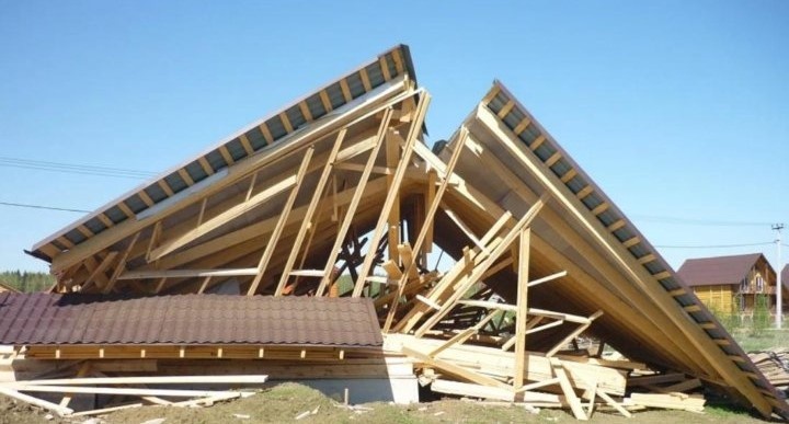 Разрушение деревянного каркасного здания
