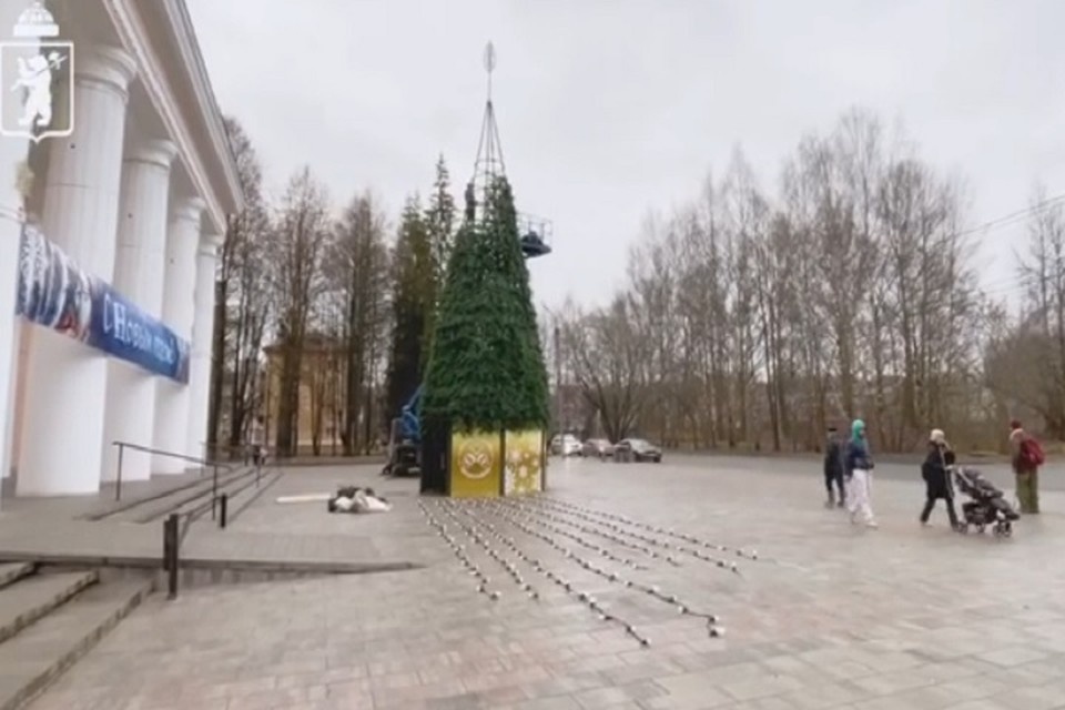    Первая новогодняя елка Ярославля. Мэрия Ярославля