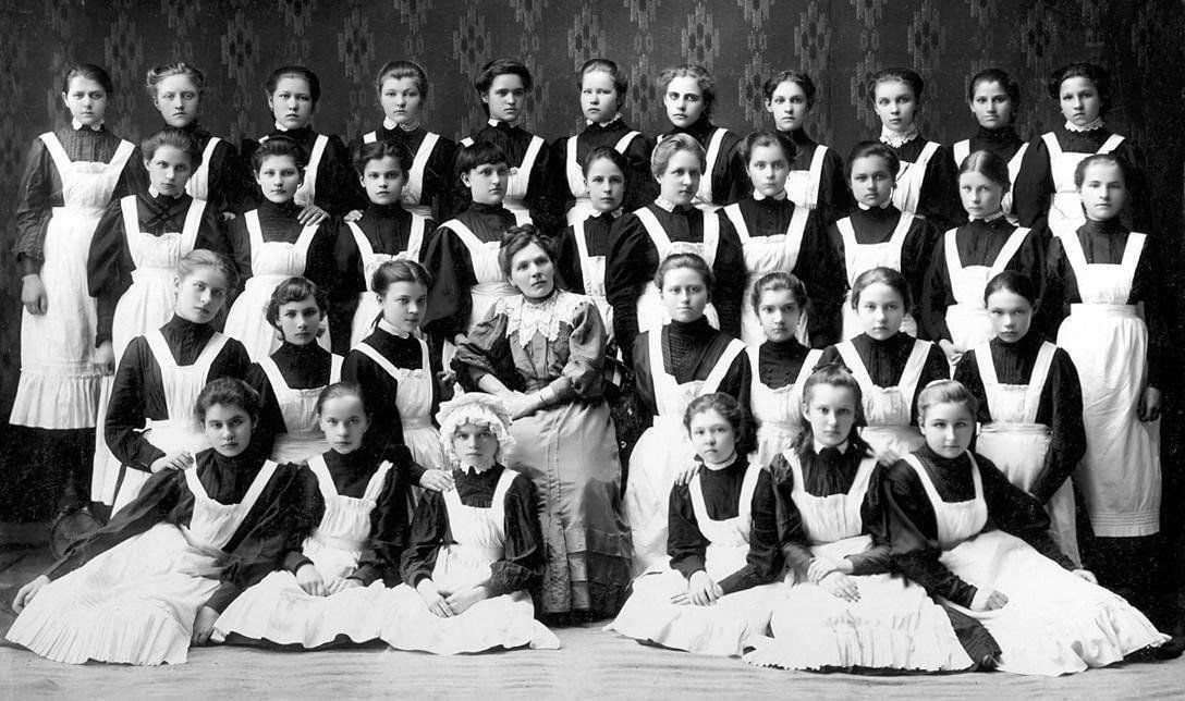 Источник: https://www.culture.ru/events/4026192/muzeinyi-urok-istoriya-shkolnoi-formy