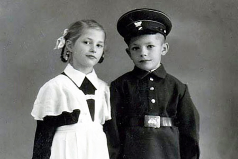 Источник: https://vb.by/society/history/v-poiskah-utrachennogo-vremeni-shkolnaya-forma-1949-goda.html