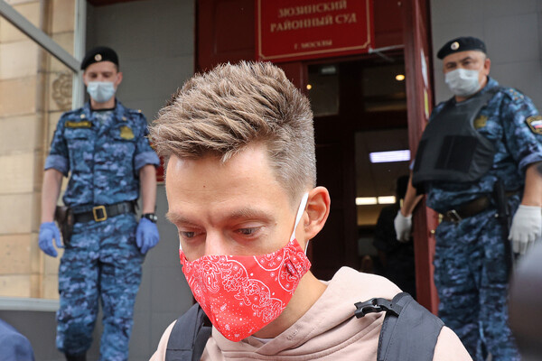 Юрий Дудь после рассмотрения административного дела о пропаганде наркотиков у Зюзинского районного суда, 2021 год / Владимир Гердо/ТАСС  