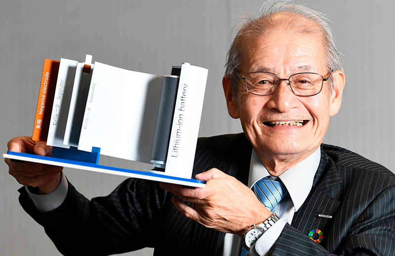 Акира Ёсино