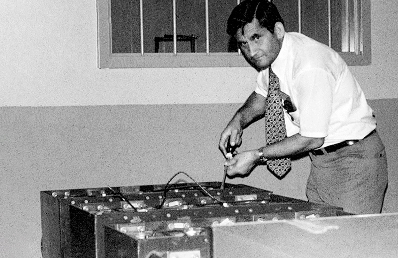 Никола Маринчич, работающий в компании Battery Engineering в Бостоне, преобразовал примитивный прототип Asahi Chemical [ниже] в опытные образцы ячеек.