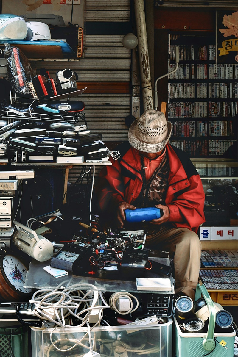 География клиентов этого сервисного центра давно не ограничивается Петрозаводском. За сложным ремонтом сюда целенаправленно везут технику со всей Карелии: из Кондопоги, Костомукши, Сортавалы и Сегежи. Причина проста: у мастерской сложилась репутация «последней инстанции» — места, где берутся за то, от чего отказались другие.