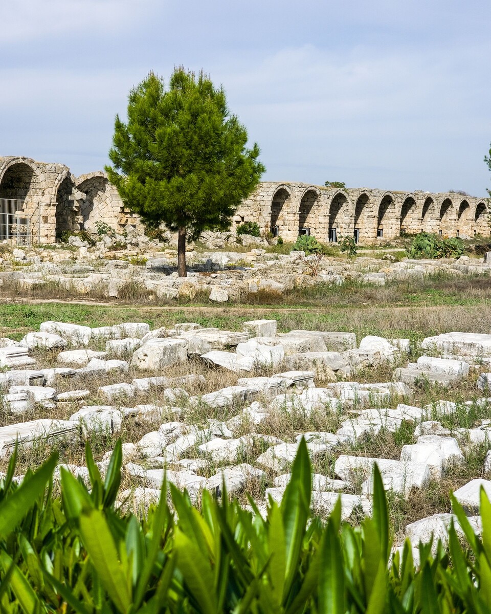 Входим в Античный город - впереди древний стадион
