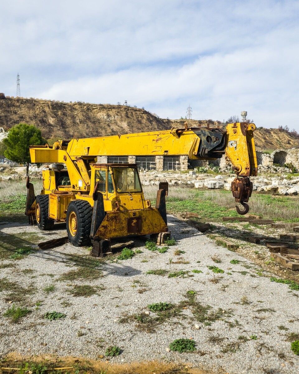 Старинная техника - миниатюрная машина с краном