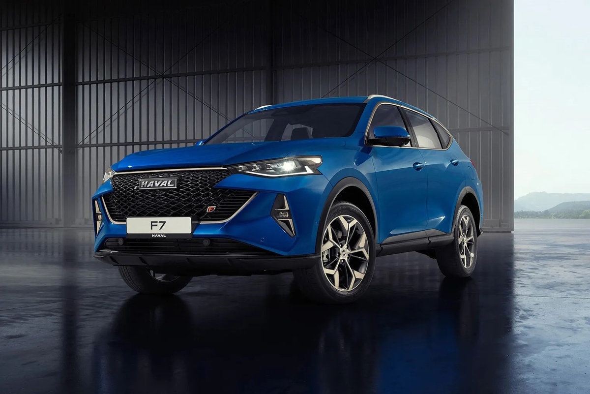 В 2022 году автомобили получили другие бамперы и более широкую радиаторную решетку. Количество хрома в отделке уменьшили. Источник: Haval