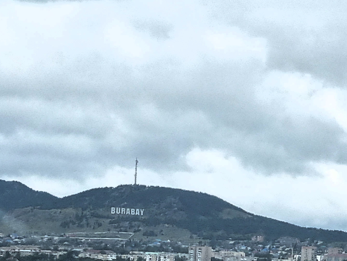 Огромные буквы "BURABAY" на склоне гор, как в Голливуде. Фото автора