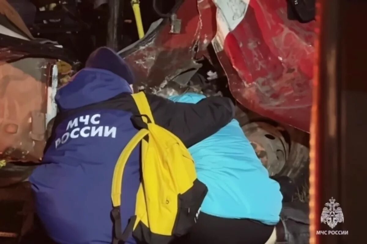    Спасатели достали 16 человек из автобуса после ДТП с фурой в Прикамье