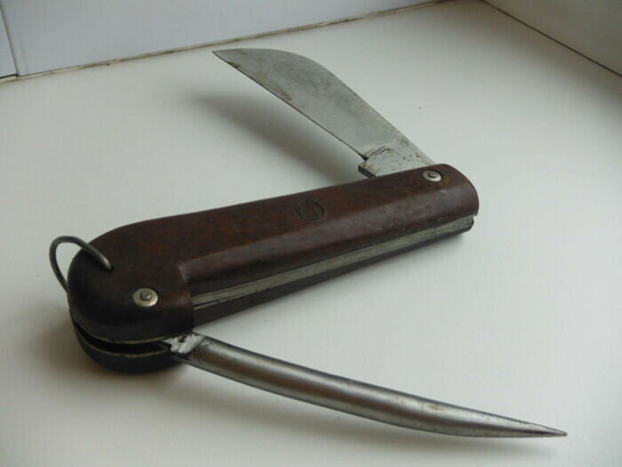 Рис. 1 Именно такой шлюпочный нож со свайкой для такелажных работ был у нас на шлюпке.