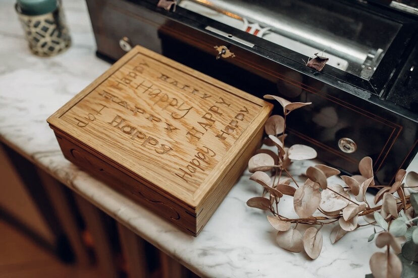 Как раз в тему - деревянная шкатулка для подарков на нашей свадьбе. Сколько же всего собирается в такую копилочку за годы совместной жизни!