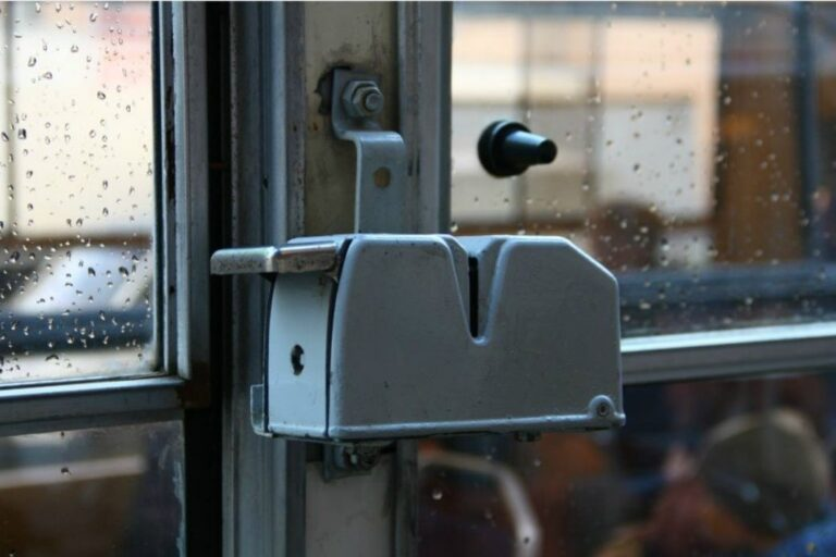 компостер в общественном транспорте