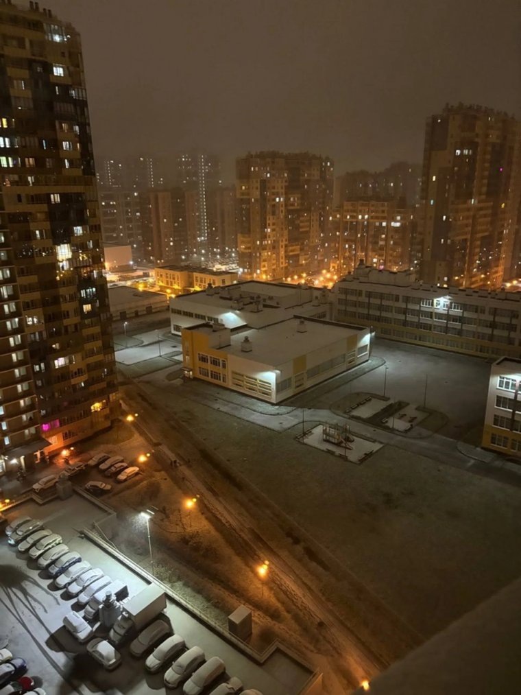    Снег засыпает машины во дворах