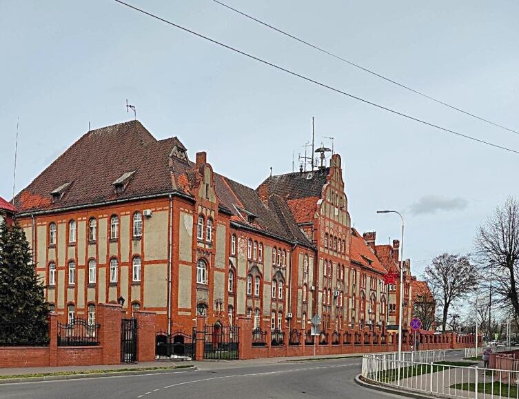    Комплекс зданий пехотных казарм Пиллау. Южные казармы. Западный и южный фасады. На переднем плане (за елями) виден кусочек здания офицерского казино. Вдали — жилой дом высшего офицерского состава. Фото: Анна Табаева, личный архив