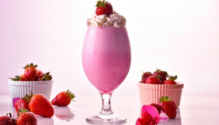    Как приготовить прохладительный молочный коктейль с мороженым, ягодами и фруктами? Фото: Dad hotel on Unsplash