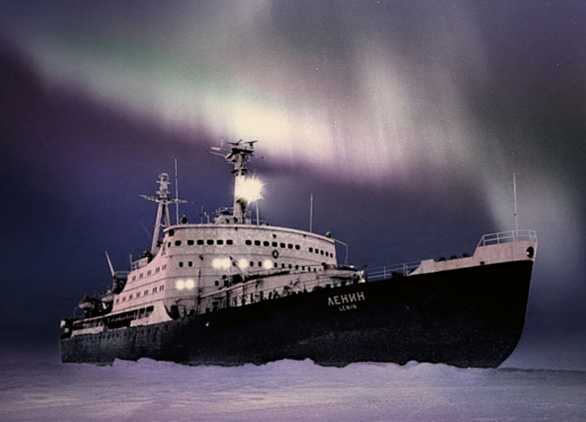 Атомный ледокол «Ленин» на фоне северного сияния