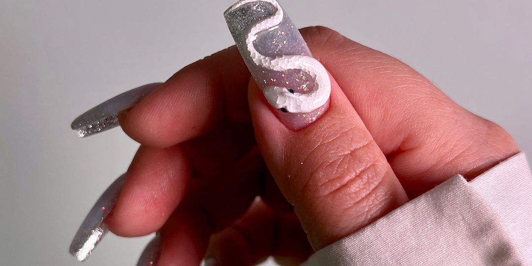 Новогодний маникюр со змеей | Наращивание ногтей твердым гелем | Блестящий праздничный маникюр