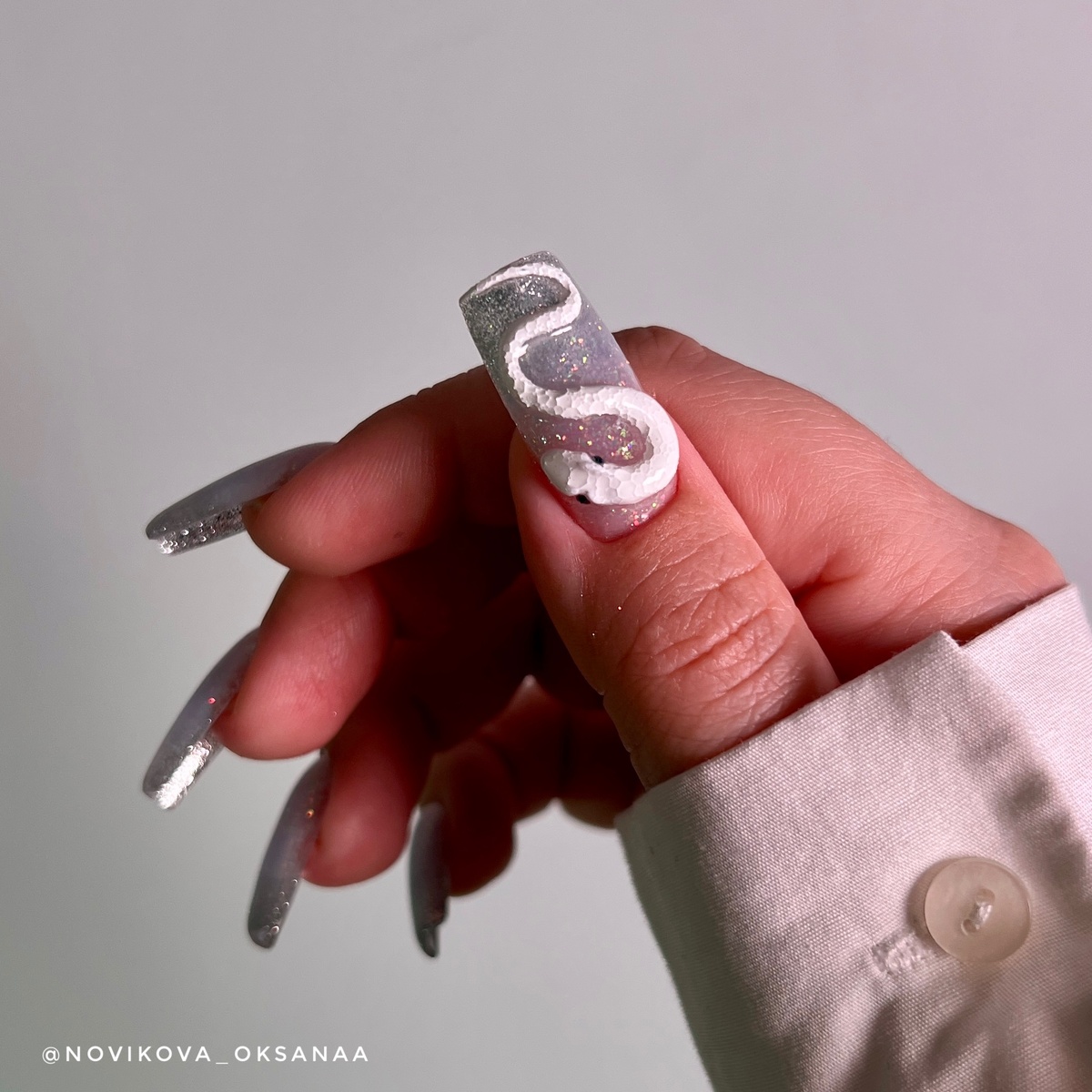 Объемная змея на ногтях