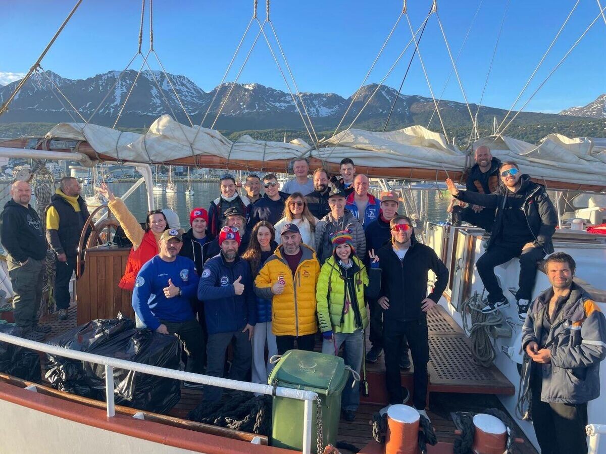    Российский путешественник Федор Конюхов и участники экспедиции перед отправлением из аргентинского города Ушуайя© Фото : Фёдор Конюхов/Telegram