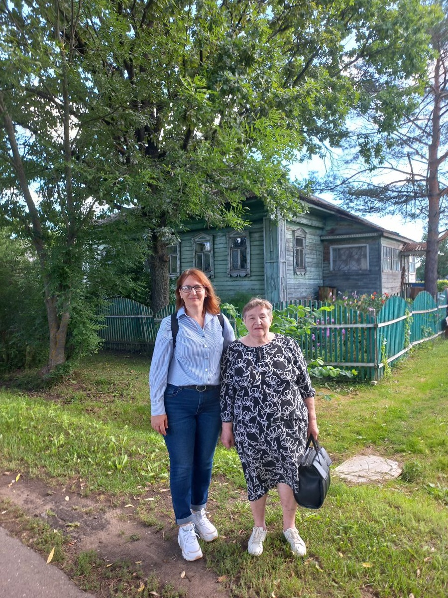 Я с мамой у дома, в котором я выросла).