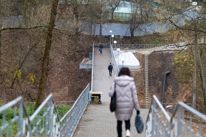 Рачевский овраг в Смоленске приведен в порядок после ремонта пешеходного моста