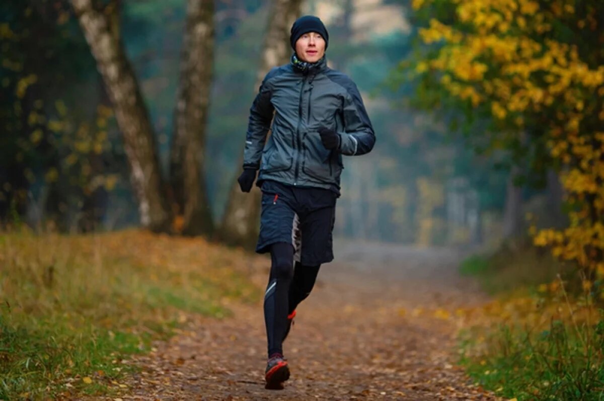    Плавание, йога, бег или ходьба очень полезны для мужского здоровья. Эти виды активности вряд ли существенно поднимут упавший тестостерон, но улучшат циркуляцию крови, снизят уровень стресса, поддержат гормональный баланс и физиче­скую форму. А значит, станут профилактикой гипогонадизма.