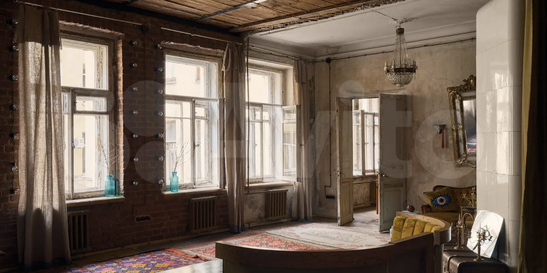 Мрачная двухкомнатная квартира без кухни