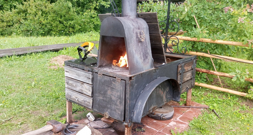    Добавляю 200 г в топку - и дымоход очищается сам: даже многолетняя сажа улетит в трубу