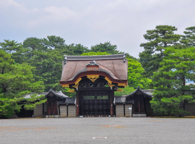 Это императорский дворец в Киото, ставшим местом ссылки без ссылки. Умно!