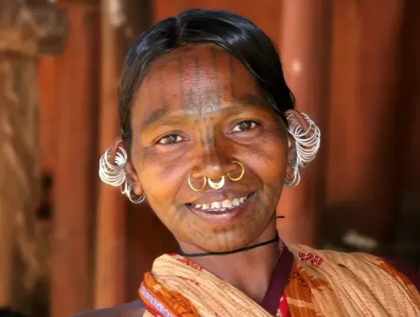 Вот довольно свежее фото девушки из деревни с тату на все лицо