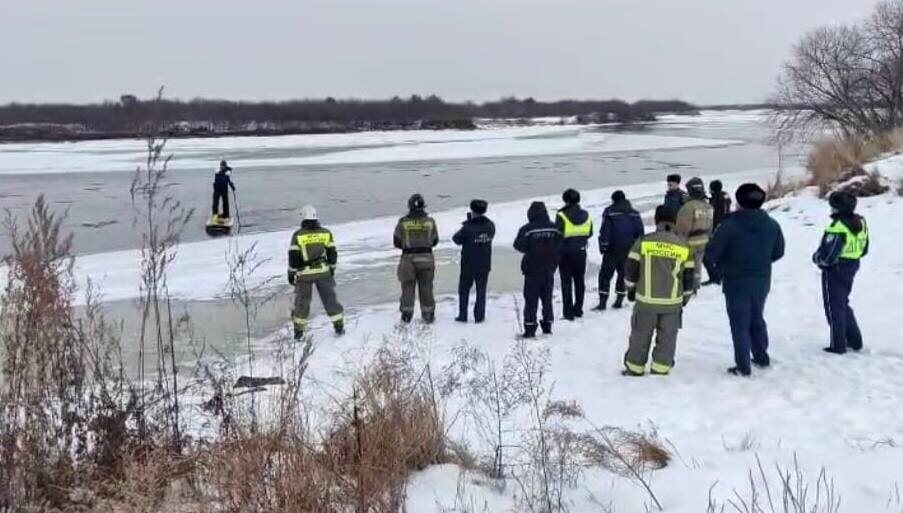 В Белогорске (Амурская область) поступило сообщение о ребёнке, плывущем по реке Томь на льдине. На место выехали обеспокоенные пожарные, спасатели и полиция, готовые к экстренной операции.
Однако на деле "спасать бедного ребёнка" не пришлось: это оказался взрослый мужчина на сапборде. Лица сотрудников служб можно только представить🤔
