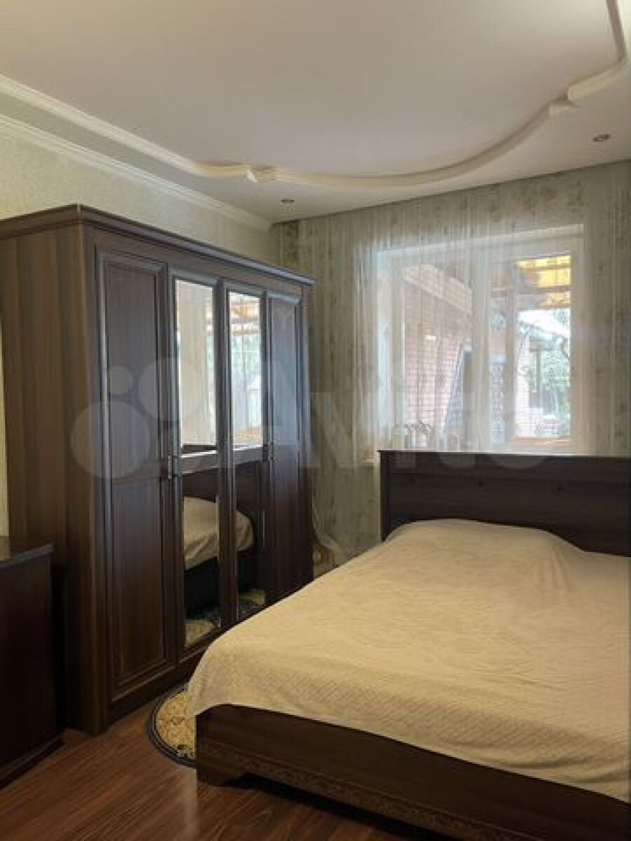    Дом в Барнауле с двумя гаражами. Источник: Avito