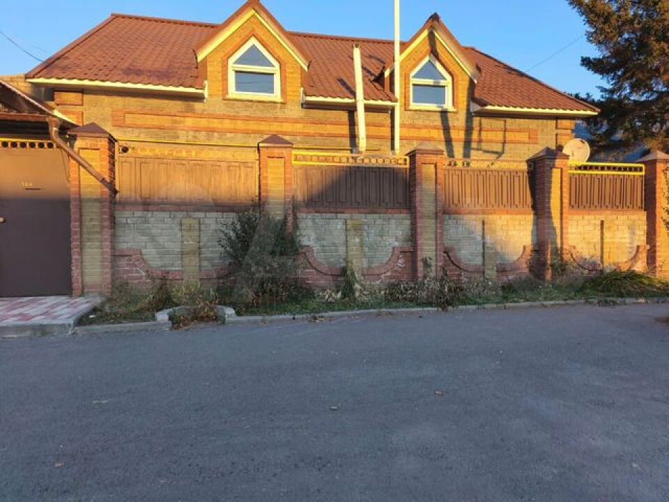    Дом в Барнауле с двумя гаражами. Источник: Avito