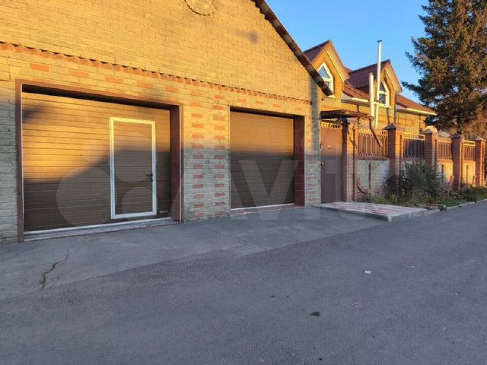    Дом в Барнауле с двумя гаражами. Источник: Avito