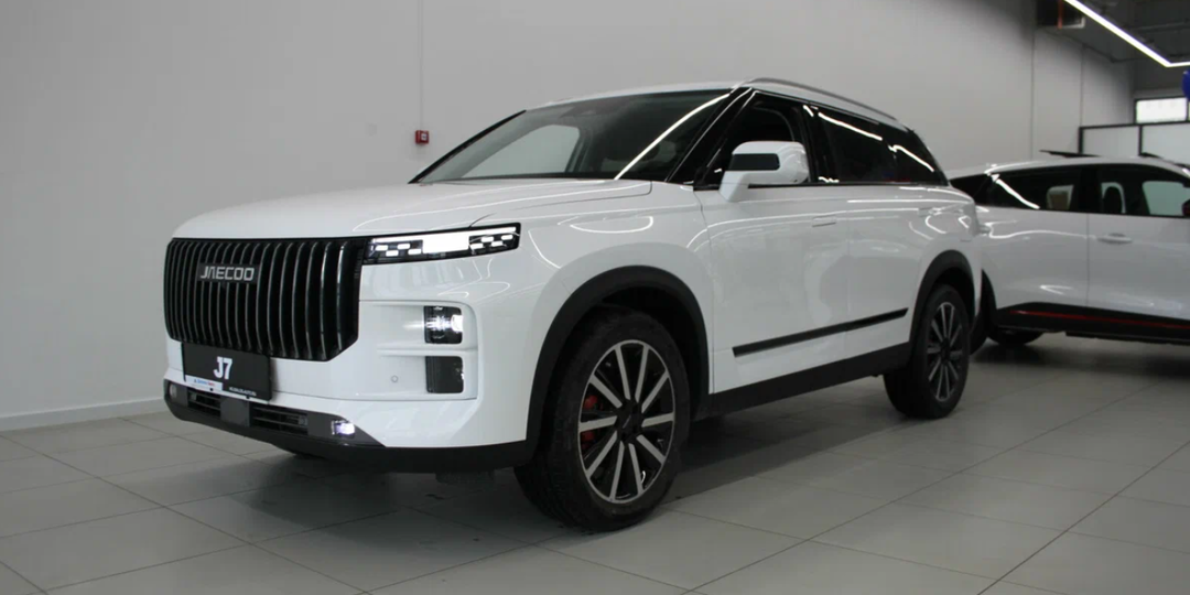 Забрали с женой новый Jaecoo J7 из салона. Только выехали на прямую, как появилась первая серьезная проблема. Развернулся и поехал к дилеру