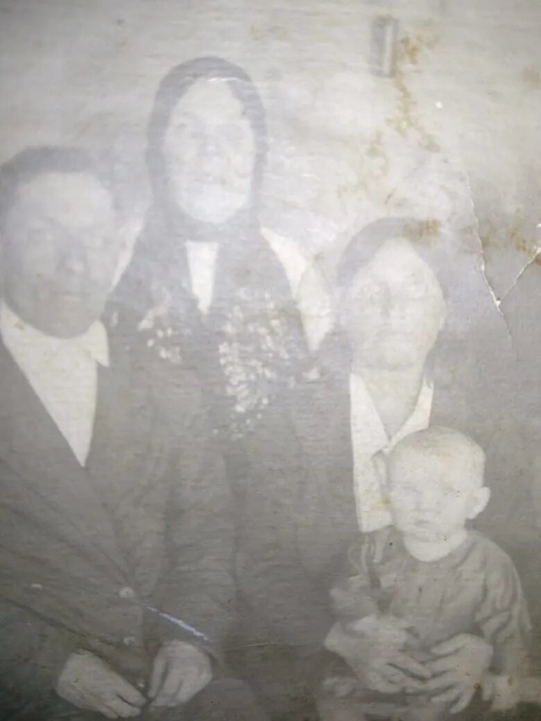 Подлинное фото семьи Кордюковых: Кордюков Василий Степанович, Кристина Алексеевна Соколова, Кордюкова Дарья Лукинична, на руках дочь Мосеева (Кордюкова) Анна Васильевна, 1940 год