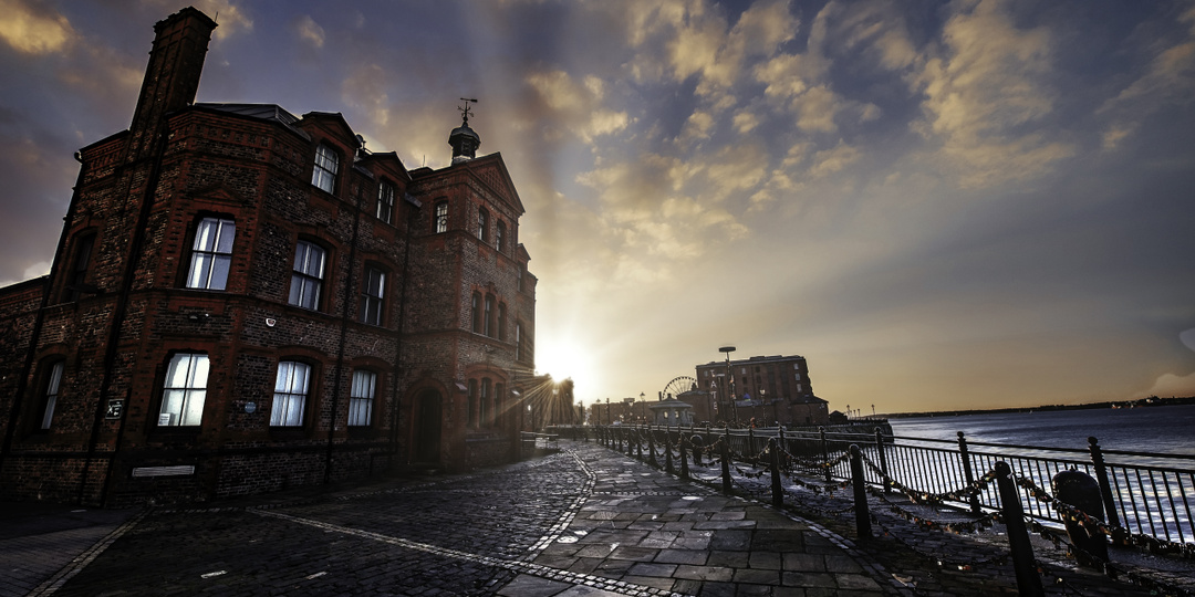 Люди латают дыры в домах. Олигархи обеспечивают себе пенсию за счёт России. Пора это остановить