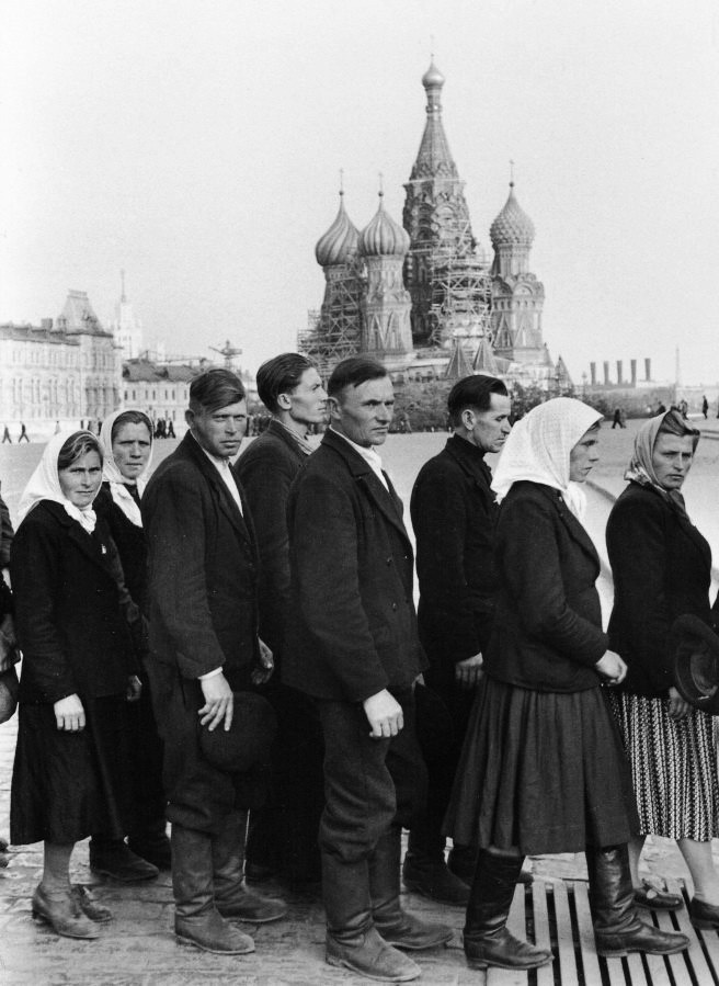 «Красная площадь . У мавзолея Ленина и Сталина»