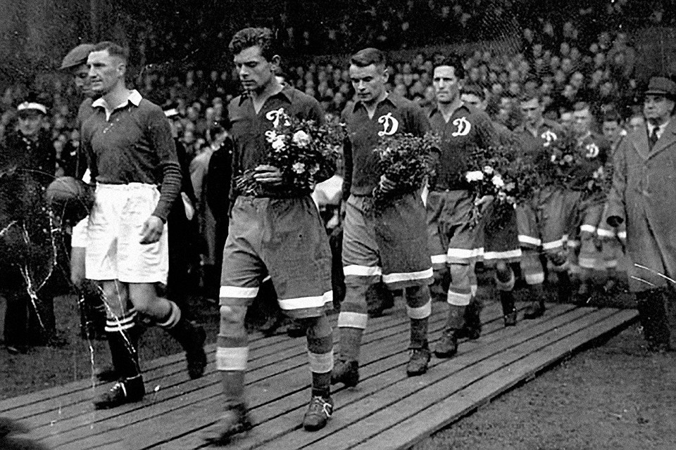    На поле советские футболисты вышли с букетами - знак уважения к хозяевам. Фото: Daily Herald Archive/Global Look Press