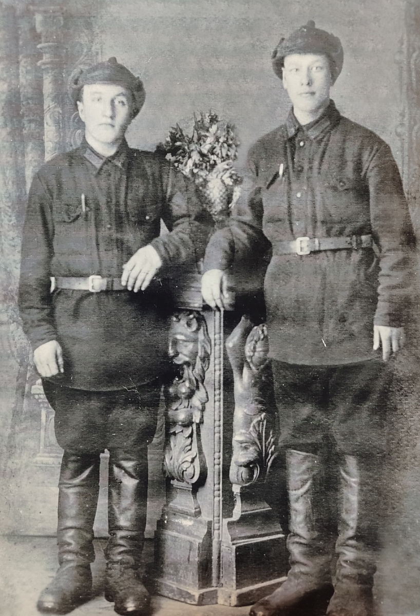 Василий Кордюков (слева) с товарищем. Высокий, красивый, совсем молодой еще. Двадцатые годы.