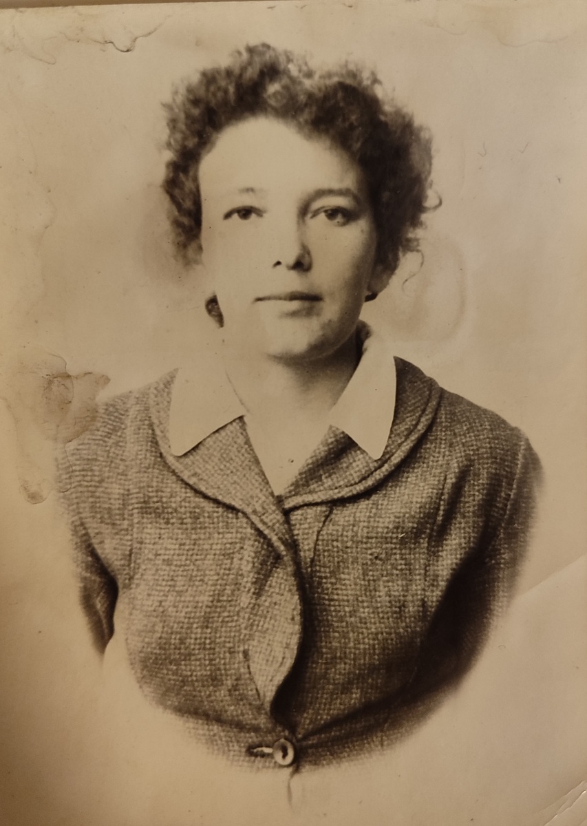 Аннушка, уже взрослая.