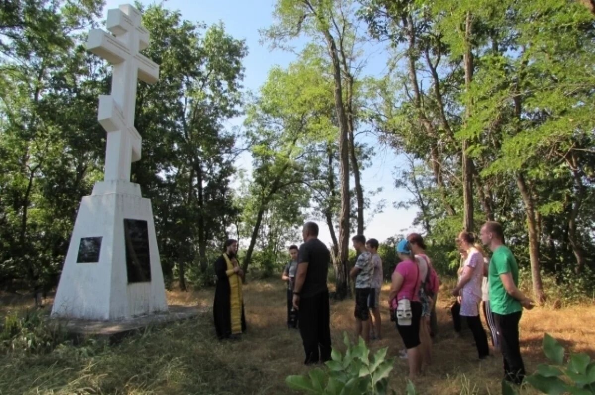    К поклонному кресту в поселке Заречном, установленному на месте погребения сотен жертв фашистов, приходят почтить память погибших и дети, взрослые.