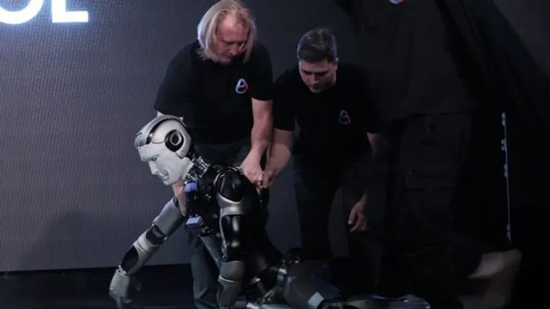 Российский человекоподобный робот IDOL разбился на презентации