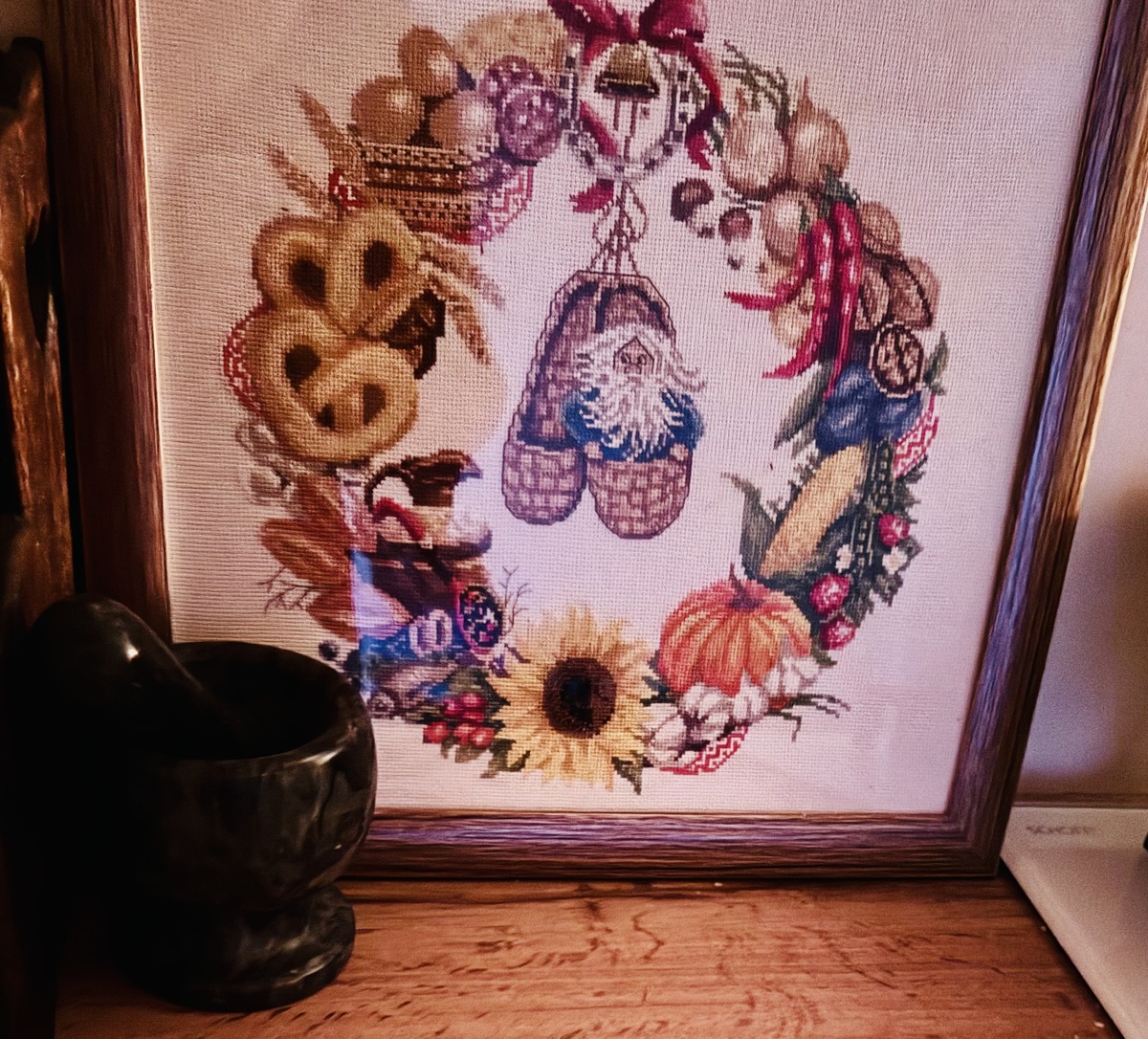 Следит за порядком