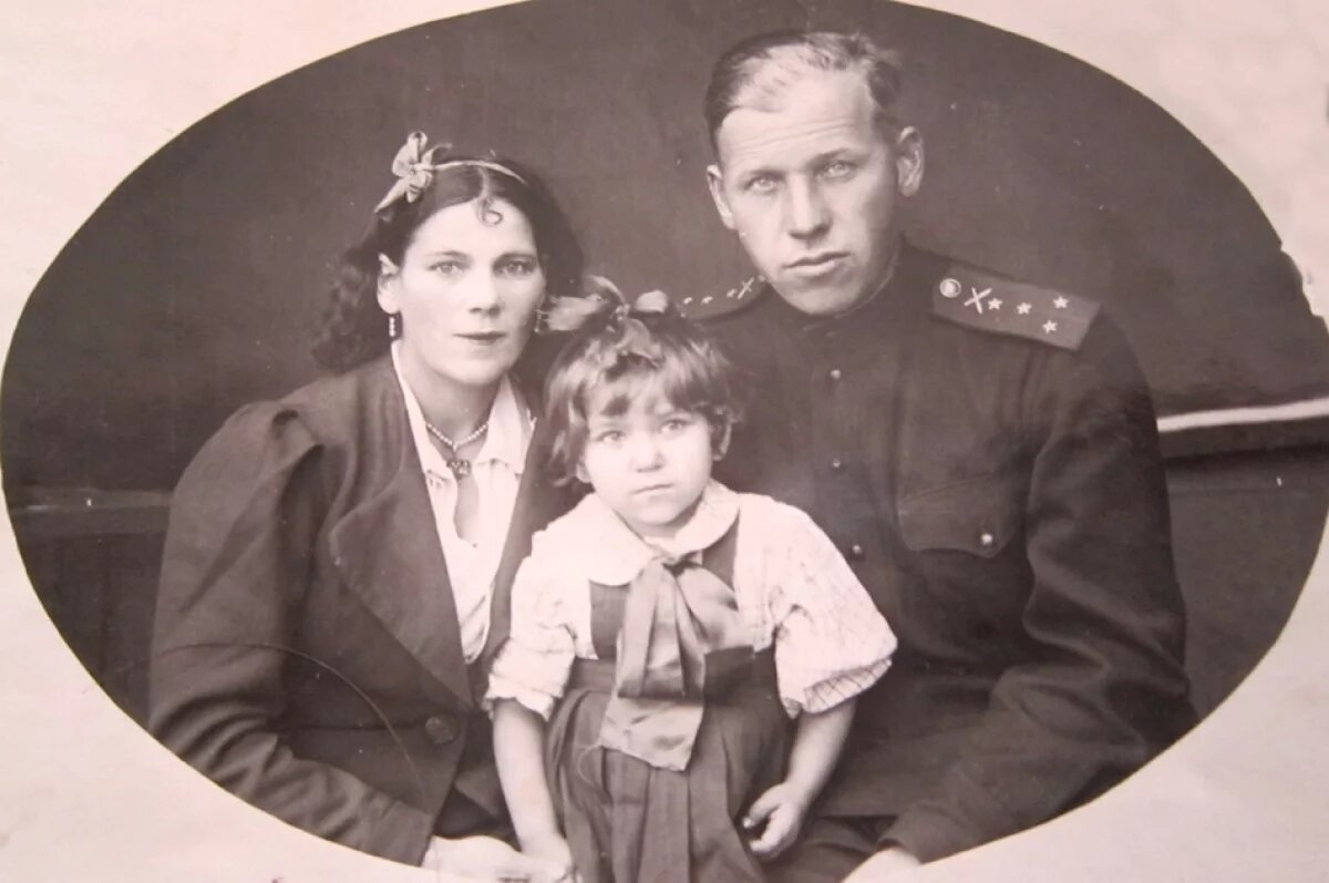    Военное детство Нины Галай было полно тяжёлых испытаний и счастливых моментов, которые она помнила всю оставшуюся жизнь.На семейном фото 1943 года - капитан Николай Никифорович Качкин, Наталья Михайловна Шевелева, их дочь Нина.