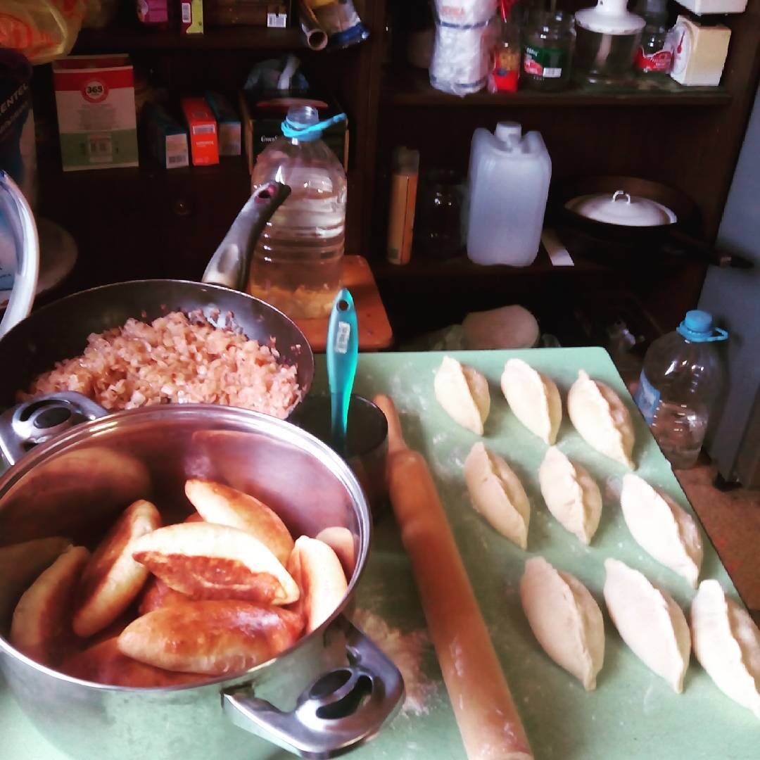 Рецепт дрожжевого теста для пирогов с тонким тестом и большим количеством начинки, как у бабушки. 